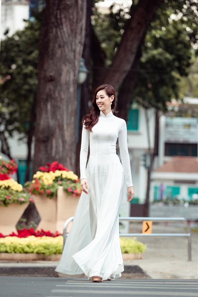 Khánh Vân và những lần diện áo dài không hổ 3 lần thắng giải-19