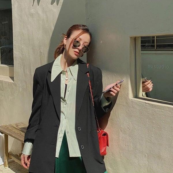 4 bí quyết diện áo khoác tối màu đi chơi Xuân mà không lo già hay nhàm chán-2