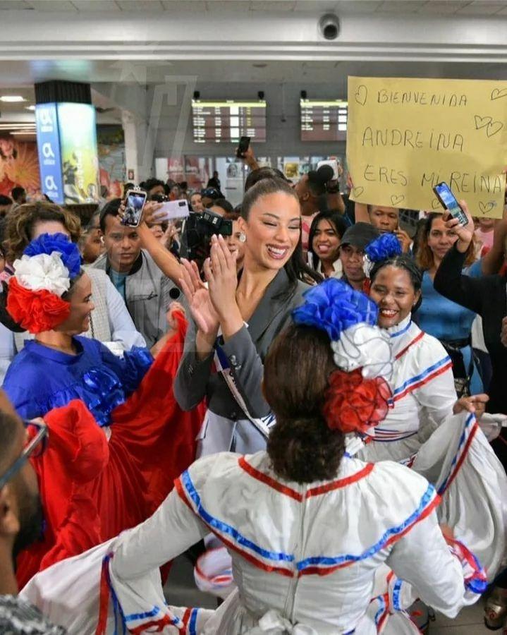 Á hậu 2 Miss Universe về nước, được chào đón chẳng khác tân hoa hậu-5