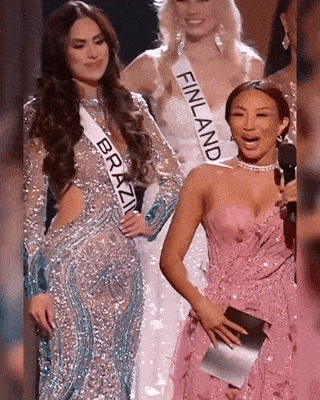 Đại diện Brazil lia láu nhòm kết quả Miss Universe 2022-2