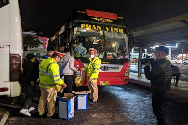 Đường phố Hà Nội náo nhiệt trở lại ngày đầu đi làm sau Tết-11