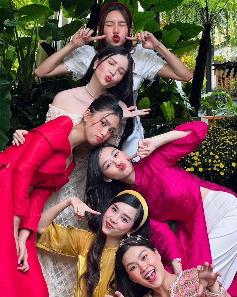 Hội bạn thân Thùy Tiên, Tiểu Vy xúng xính áo dài đồng điệu dịp Tết-2