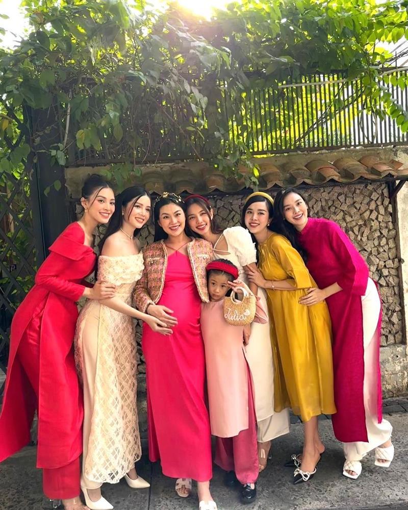 Hội bạn thân Thùy Tiên, Tiểu Vy xúng xính áo dài đồng điệu dịp Tết-5