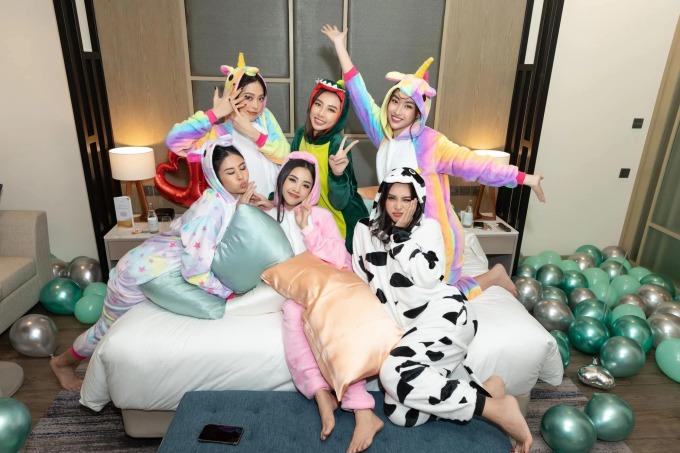 Hội bạn thân Thùy Tiên, Tiểu Vy xúng xính áo dài đồng điệu dịp Tết-12