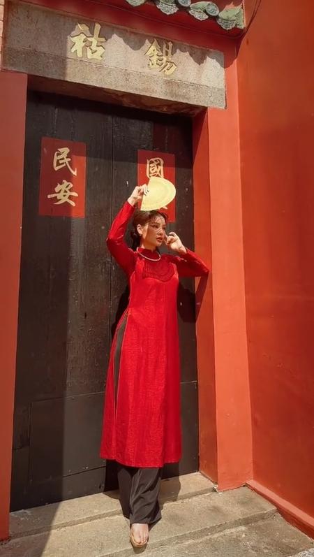 Phương Trinh Jolie để lộ rõ bụng bầu lớn trong bộ ảnh áo dài Tết-2