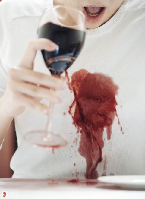 Mẹo đánh bay vết rượu vang đỏ dính trên quần áo ngày Tết-1