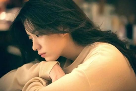 Không những trắng tay, chồng còn mang nợ về vì say tình 'gái lạ'