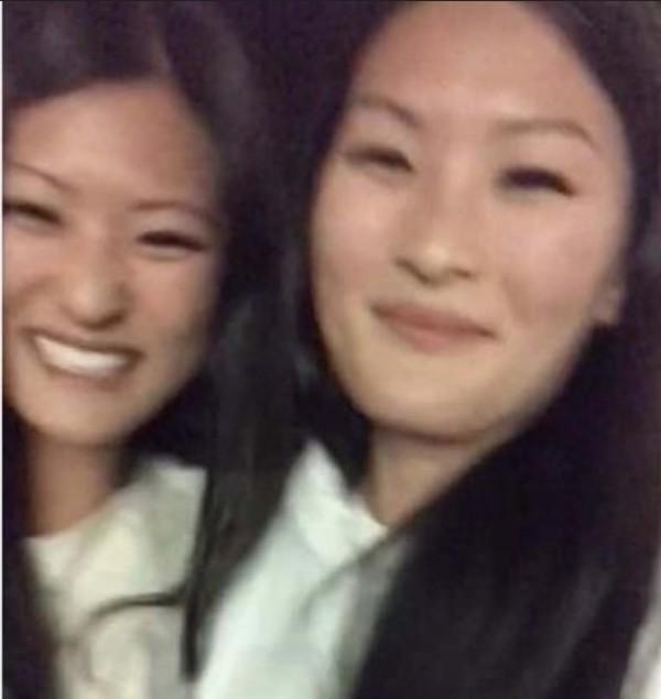 Cô gái đóng giả làm em sinh đôi đã qua đời để nói chuyện với ông bà vào dịp Tết-2