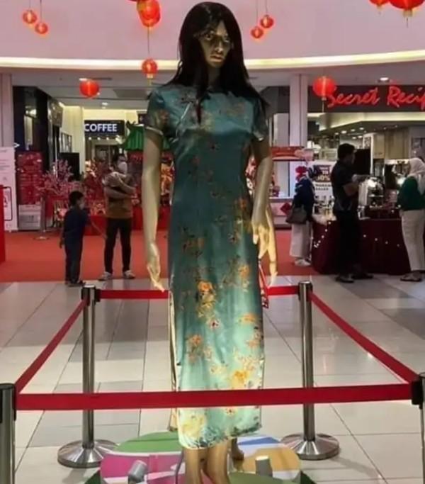 Ma-nơ-canh đón Tết ở Malaysia khiến khách không dám lại gần-1