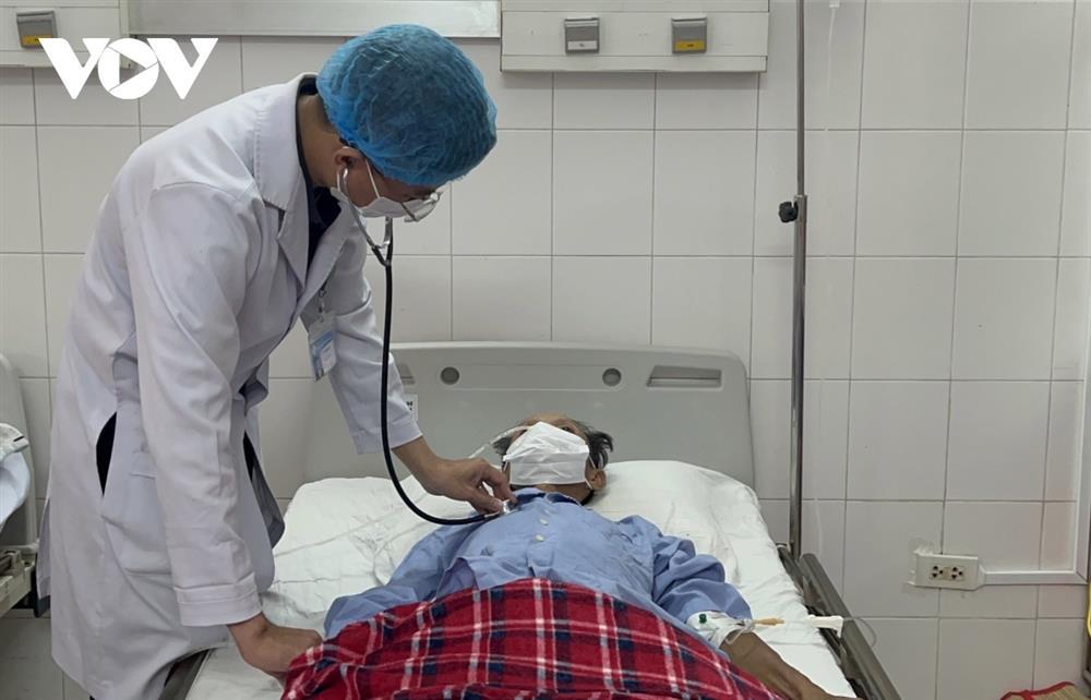 Bệnh nhân suýt mất mạng vì tăm tre xuyên tĩnh mạch chủ dưới-2