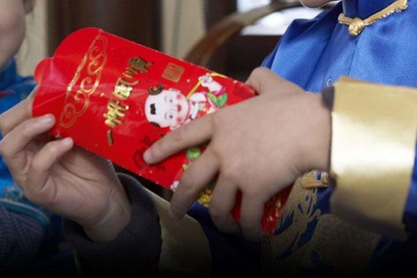 Không trả tiền lì xì, bố bị 2 con nhỏ kiện ra tòa-1