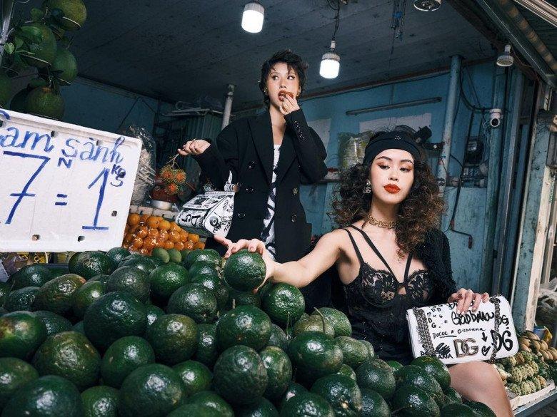 Em chồng Hà Tăng gây choáng, lên đồ ren táo bạo đi chợ sắm Tết-2