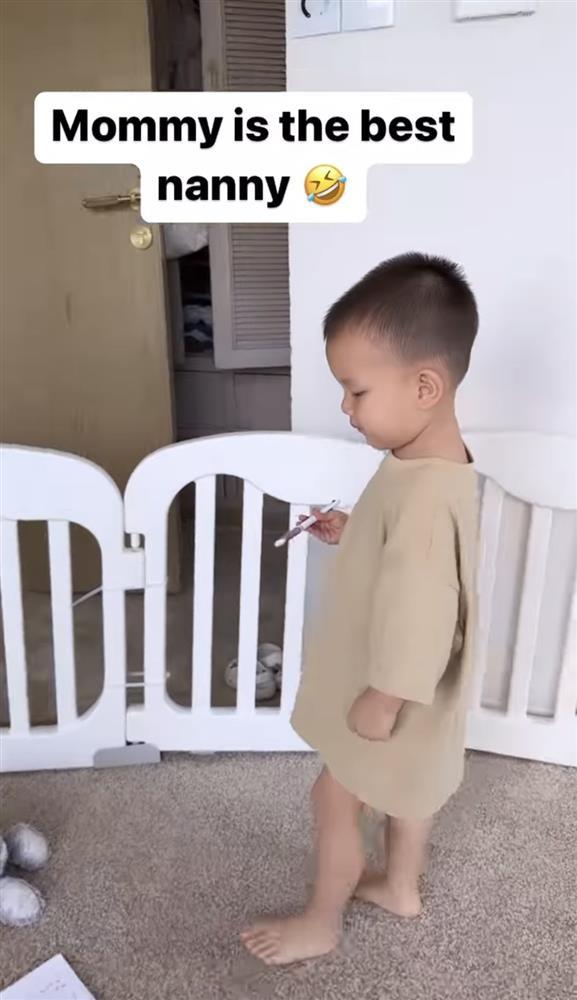 Hà Hồ để cặp sinh đôi Lisa, Leon trang điểm khắp người-1