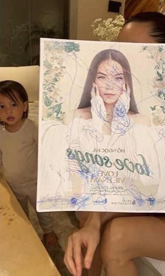 Hà Hồ để cặp sinh đôi Lisa, Leon trang điểm khắp người-10