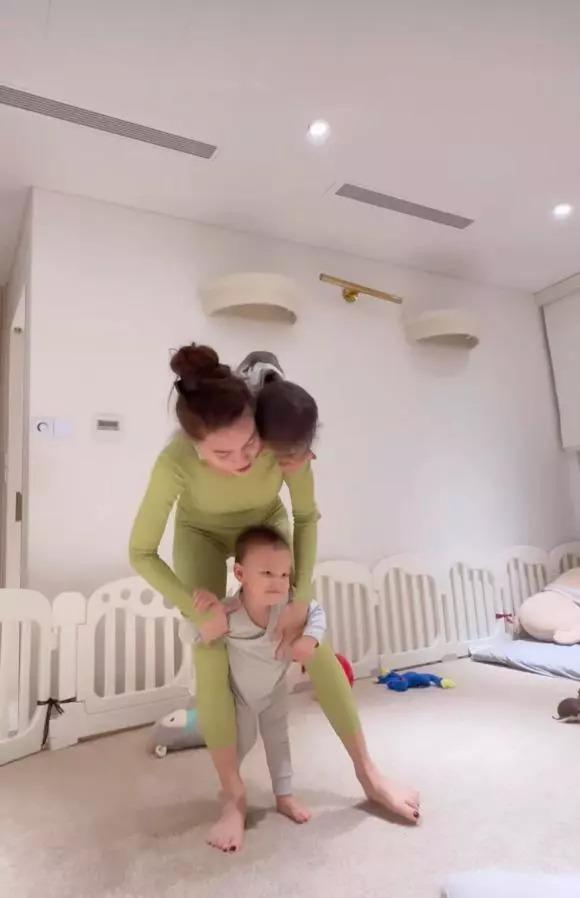 Hà Hồ để cặp sinh đôi Lisa, Leon trang điểm khắp người-11