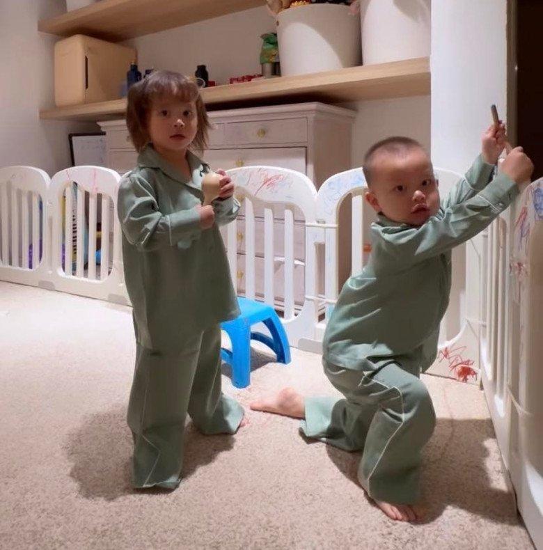 Hà Hồ để cặp sinh đôi Lisa, Leon trang điểm khắp người-8