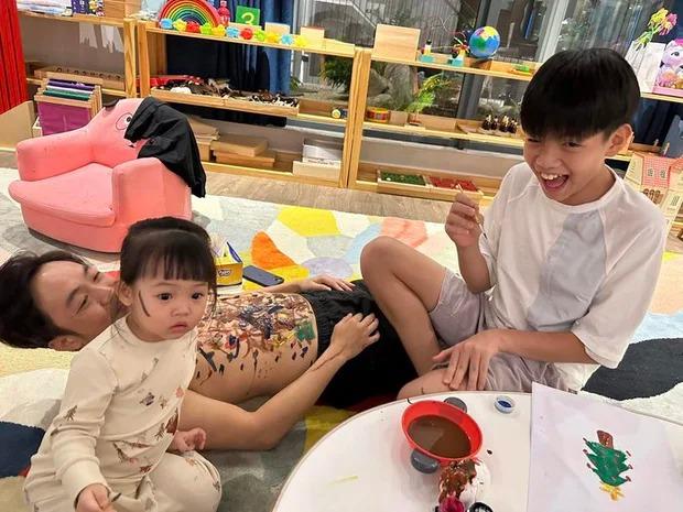 Hà Hồ để cặp sinh đôi Lisa, Leon trang điểm khắp người-16