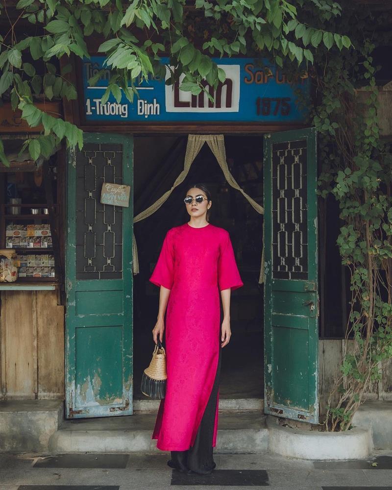 Tăng Thanh Hà mặc lại áo dài cũ vẫn nổi bần bật giữa nhóm bạn thân-1