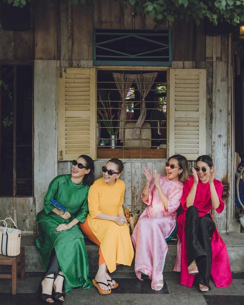 Tăng Thanh Hà mặc lại áo dài cũ vẫn nổi bần bật giữa nhóm bạn thân-3