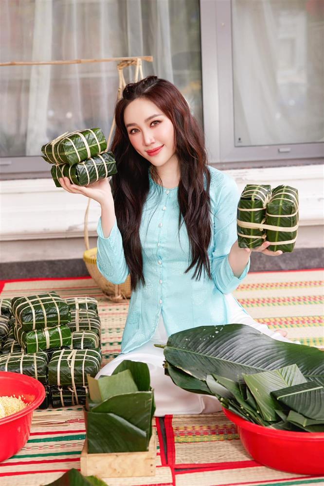 Bảo Thy mặc áo bà ba đọ sắc cùng hội bạn thân trong biệt thự tiền tỷ-1