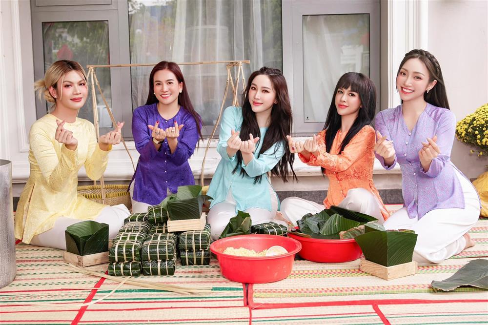 Bảo Thy mặc áo bà ba đọ sắc cùng hội bạn thân trong biệt thự tiền tỷ-4