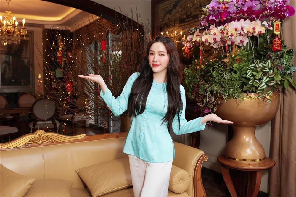 Bảo Thy mặc áo bà ba đọ sắc cùng hội bạn thân trong biệt thự tiền tỷ-6