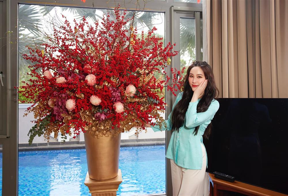 Bảo Thy mặc áo bà ba đọ sắc cùng hội bạn thân trong biệt thự tiền tỷ-7