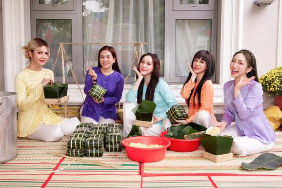 Bảo Thy mặc áo bà ba đọ sắc cùng hội bạn thân trong biệt thự tiền tỷ