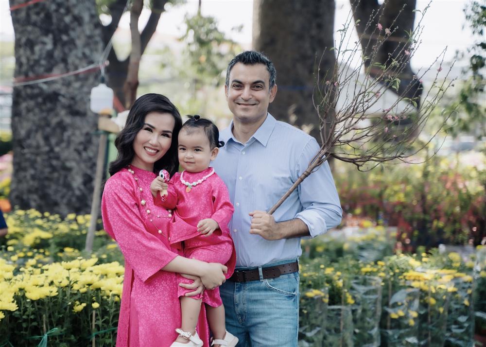 Võ Hạ Trâm và chồng doanh nhân Ấn Độ đưa con gái du xuân-1