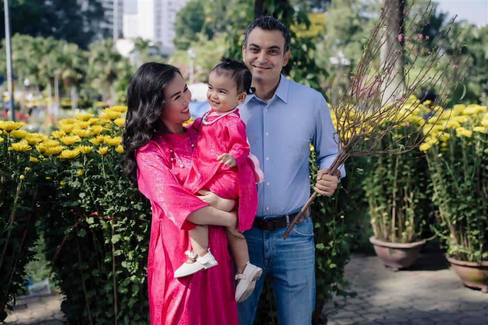 Võ Hạ Trâm và chồng doanh nhân Ấn Độ đưa con gái du xuân-2
