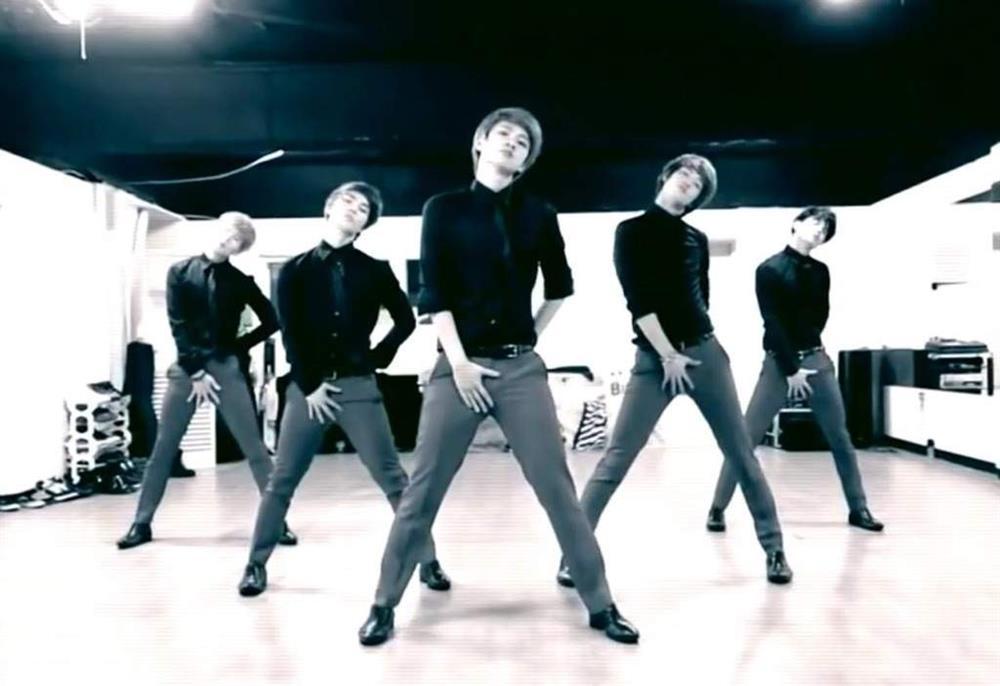 Vũ đạo phản cảm bị cấm cửa trên sóng truyền hình-10