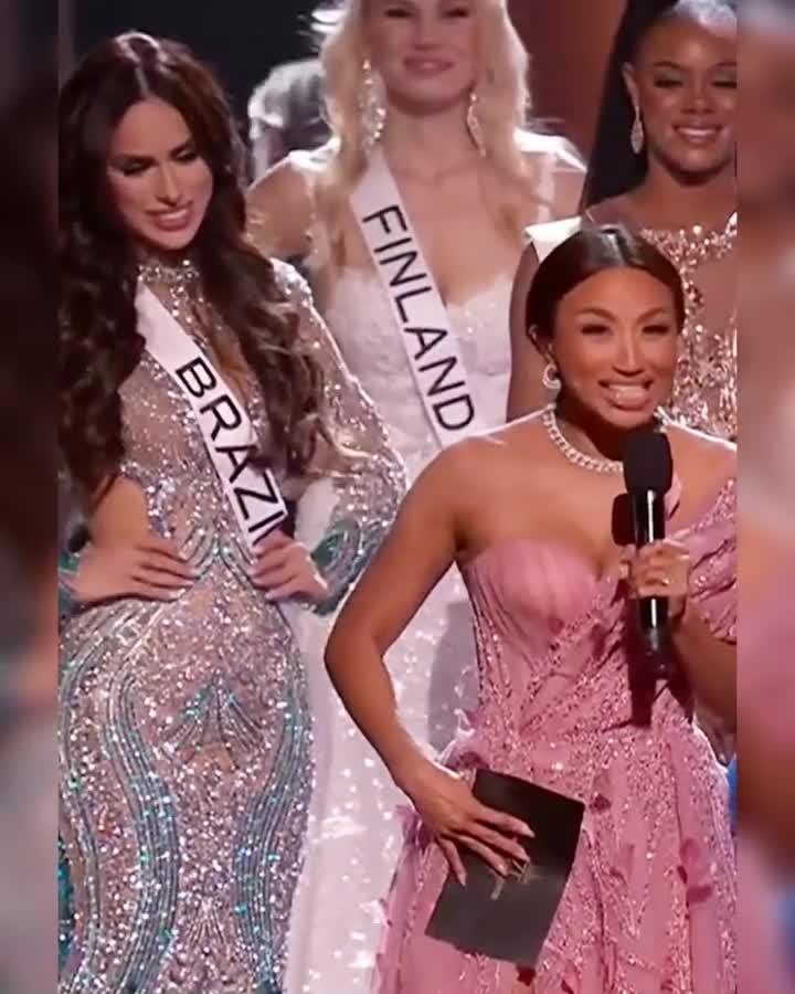 Đại diện Brazil lia láu nhòm kết quả Miss Universe 2022-1
