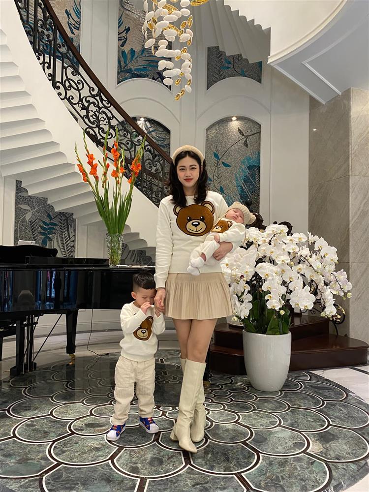 Á hậu Thanh Tú khoe cả hai quý tử, rõ mặt luôn cậu út-3