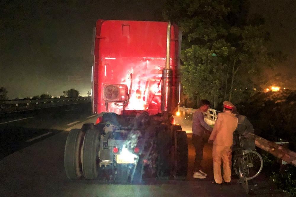 CSGT đưa cụ ông đạp xe lạc vào cao tốc về nhà trong đêm 29 Tết-1