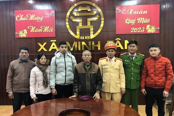 CSGT đưa cụ ông đạp xe lạc vào cao tốc về nhà trong đêm 29 Tết-2