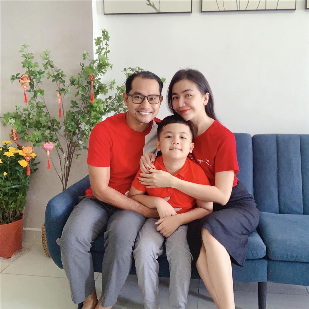 Showbiz Việt ngày 21/1: Chí Nhân dạo phố cuối năm cùng con trai-4