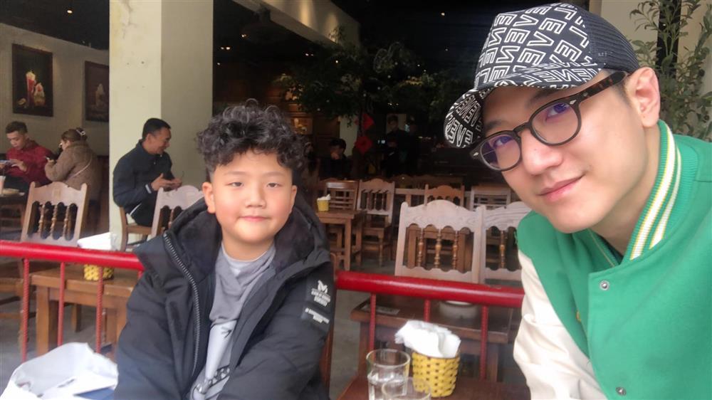 Showbiz Việt ngày 21/1: Chí Nhân dạo phố cuối năm cùng con trai-1