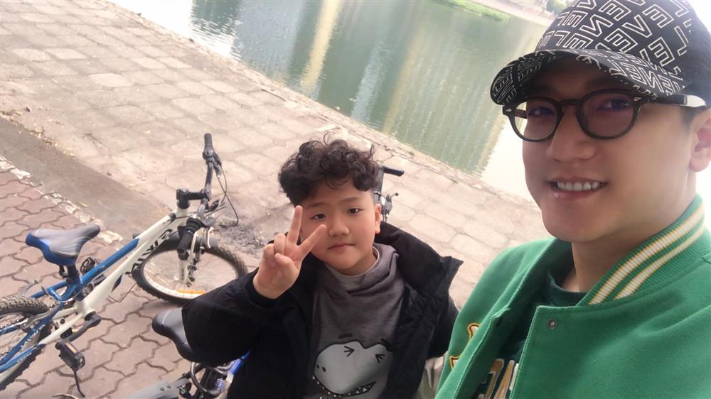 Showbiz Việt ngày 21/1: Chí Nhân dạo phố cuối năm cùng con trai-2