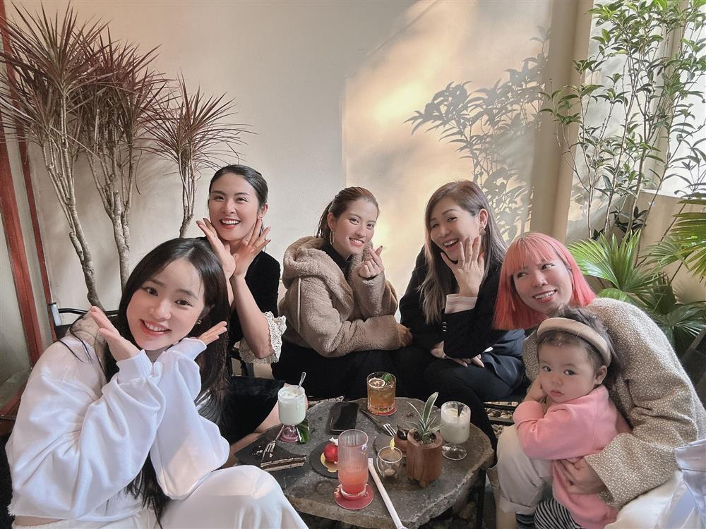 Showbiz Việt ngày 21/1: Chí Nhân dạo phố cuối năm cùng con trai-6