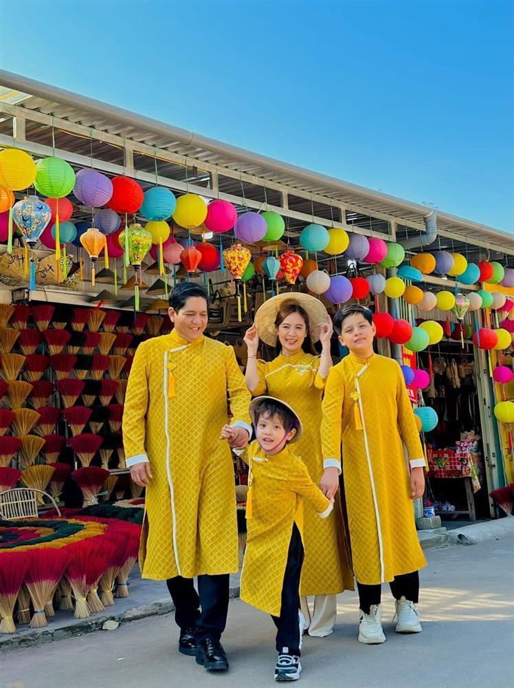 Showbiz Việt ngày 21/1: Chí Nhân dạo phố cuối năm cùng con trai-9