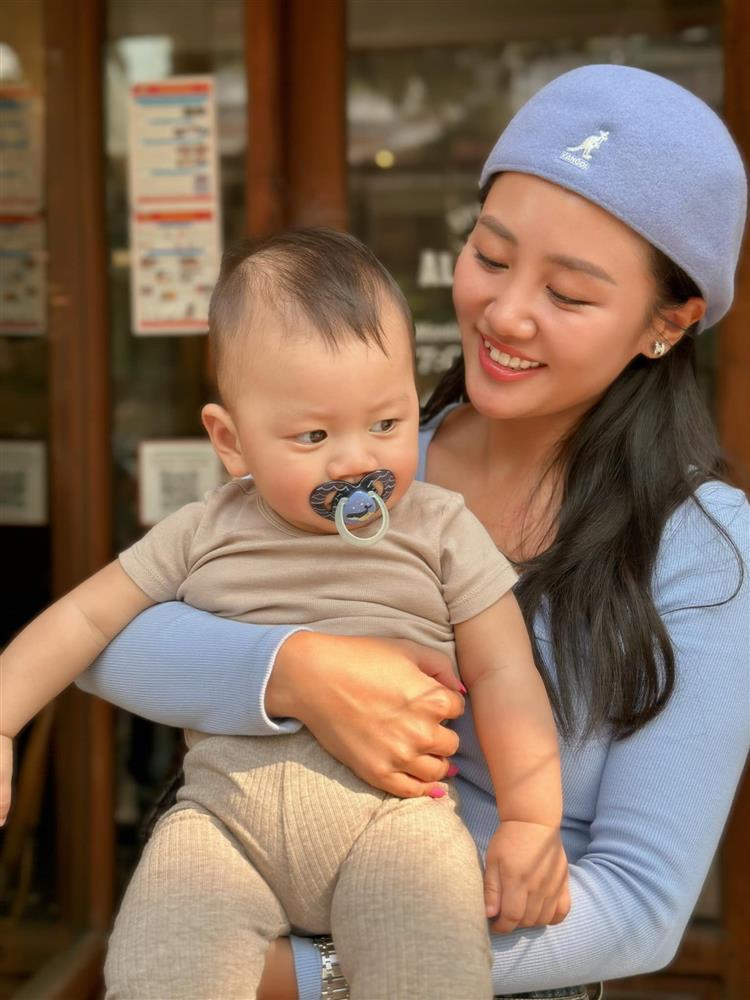 Showbiz Việt ngày 21/1: Chí Nhân dạo phố cuối năm cùng con trai-11