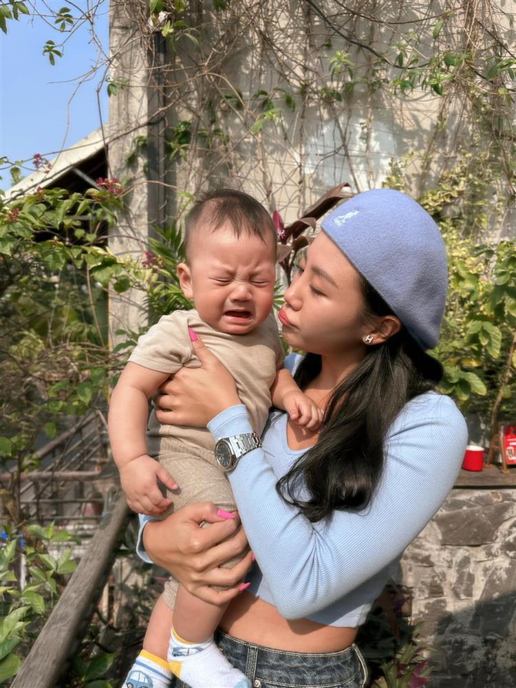 Showbiz Việt ngày 21/1: Chí Nhân dạo phố cuối năm cùng con trai-12