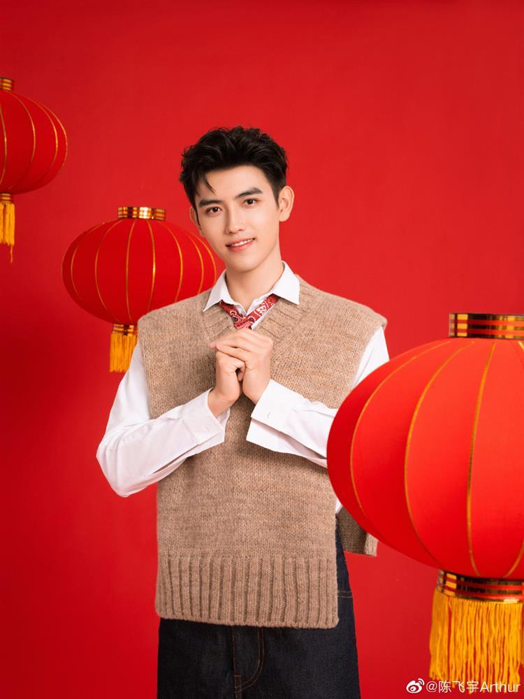 Tiêu Chiến, Địch Lệ Nhiệt Ba rực rỡ sắc đỏ đón Tết-6