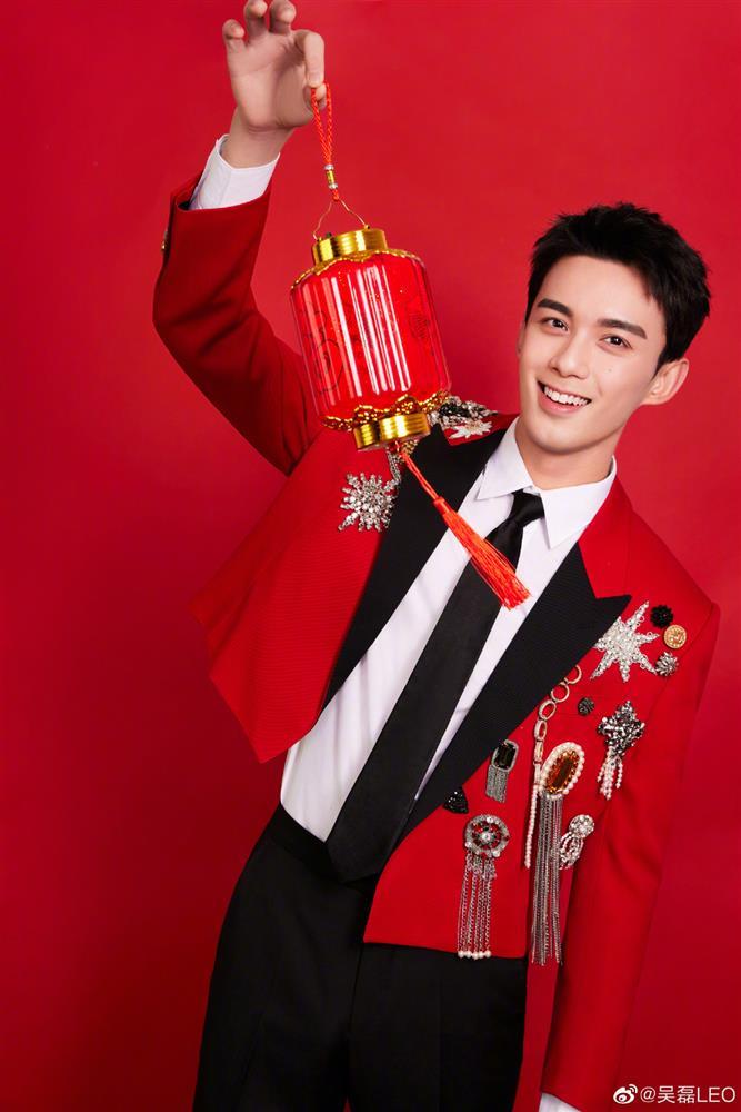 Tiêu Chiến, Địch Lệ Nhiệt Ba rực rỡ sắc đỏ đón Tết-7