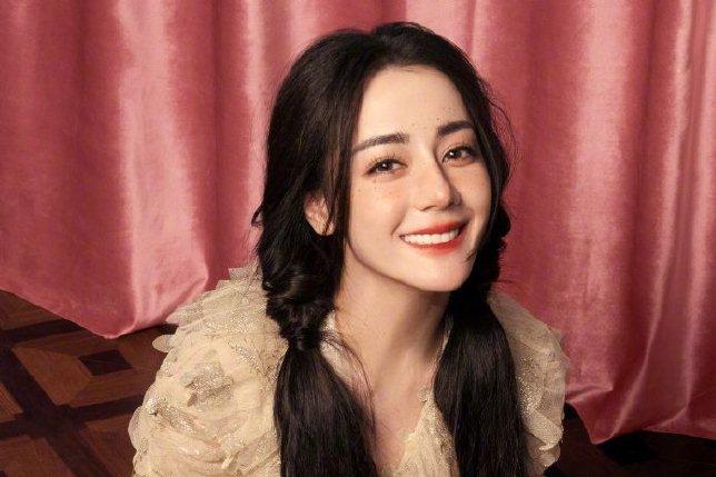 U60 Châu Huệ Mẫn diện váy từ 30 năm trước-5