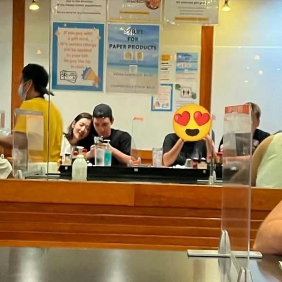 Vợ chồng Park Shin Hye trốn con hẹn hò kỷ niệm cưới-1