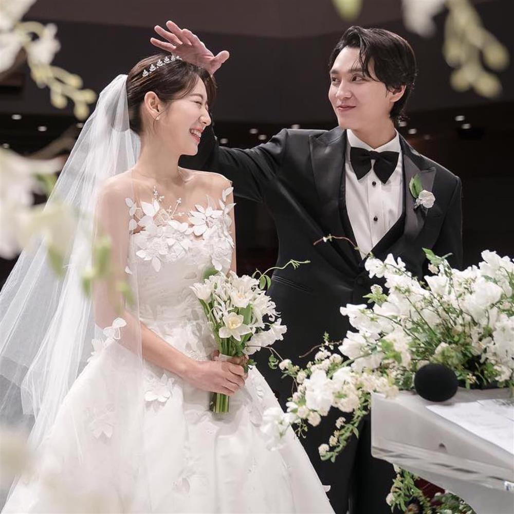 Vợ chồng Park Shin Hye trốn con hẹn hò kỷ niệm cưới-3