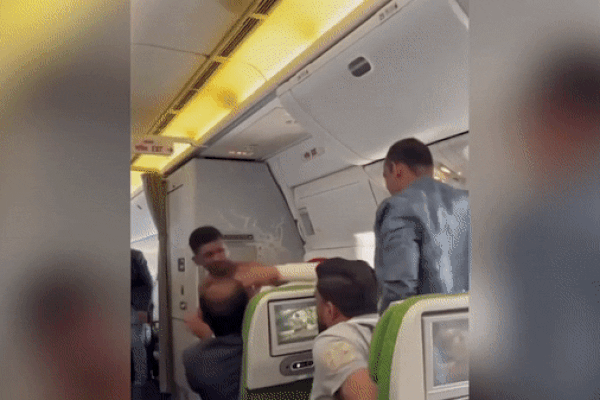 Clip: Hành khách cởi trần, đấm nhau túi bụi trên máy bay