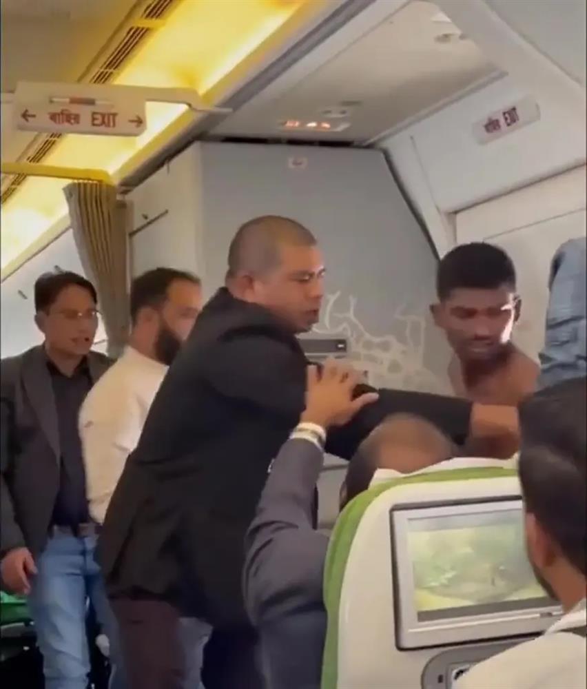 Clip: Hành khách cởi trần, đấm nhau túi bụi trên máy bay-2