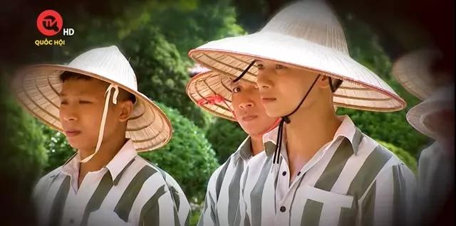 Khá Bảnh lên tivi, mẹ đẻ nhìn thấy con mà nghẹn lòng thương-6